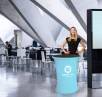 Pop Up Stehtisch bedruckt im Einsatz auf Messe – Promotiontisch mit Stretch-Husse
