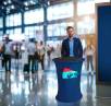 Pop Up Stehtisch als Messetisch mit Firmenlogo – ideal für Events, Promotion und Ausstellungen