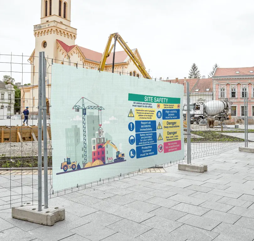 Individuell bedrucktes Bauzaunbanner auf Baustelle – wetterfest und werbewirksam