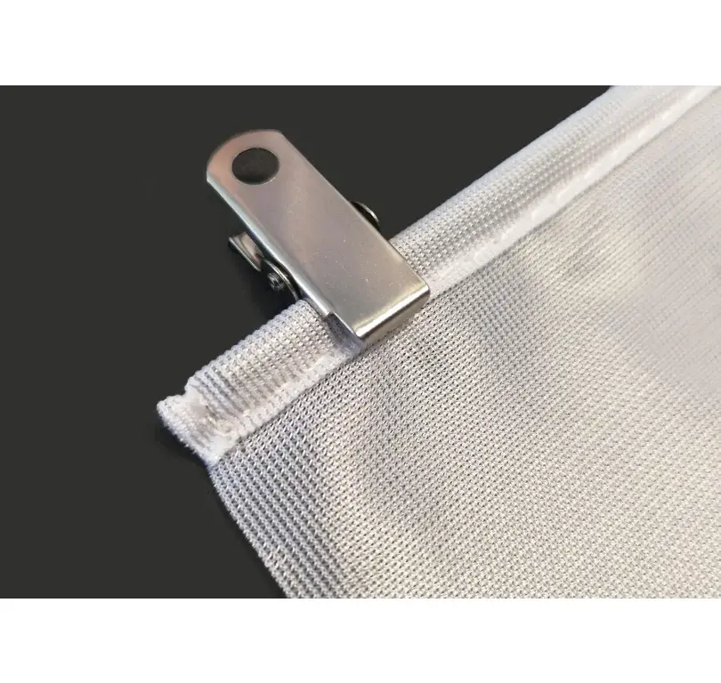 Schaufenster Banner mit Metalllstab und Krokodilklemmen – flexible Montageoption