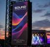 Sound-Mesh Banner an großem Festival-Lautsprecher für schalldurchlässige Event- und Bühnenwerbung